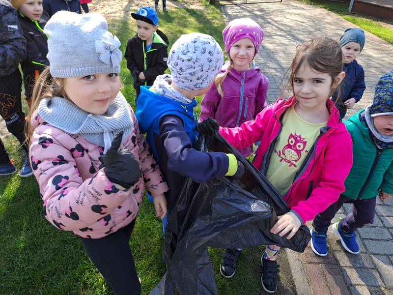 Przedszkolaki sprzątają Świat